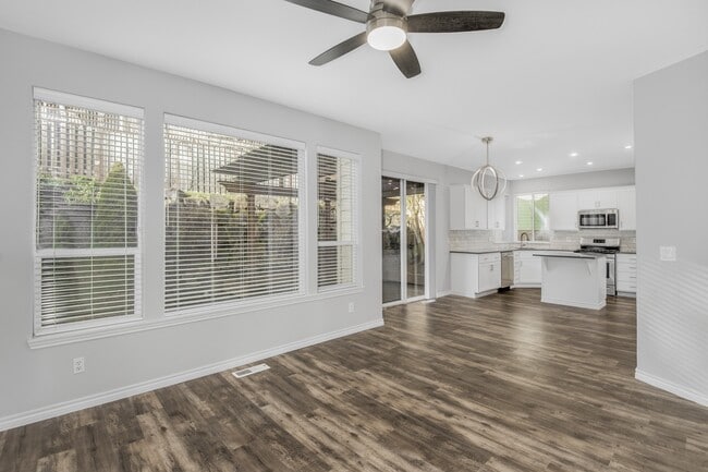 16075 SW Loon Dr in Beaverton, OR - Foto de edificio - Building Photo