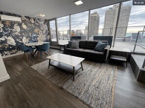 2555 N Clark St in Chicago, IL - Building Photo - Building Photo