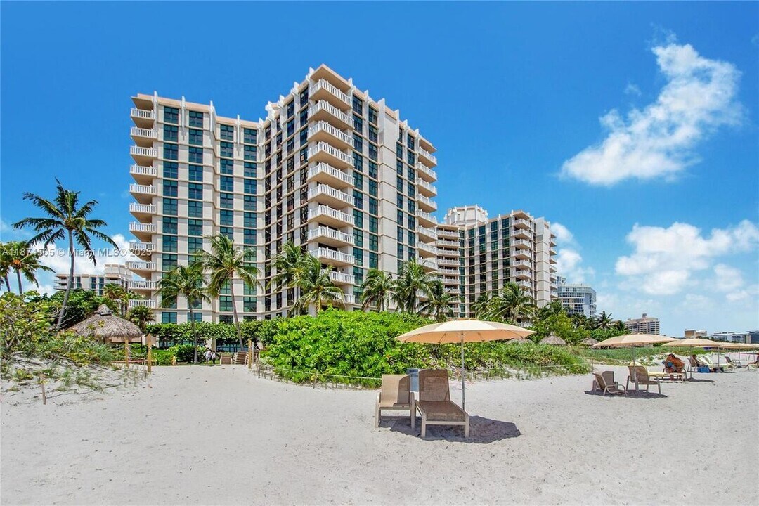 1111 Crandon Blvd in Key Biscayne, FL - Building Photo