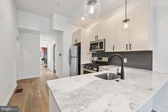 2526 W Girard Ave in Philadelphia, PA - Building Photo - Building Photo