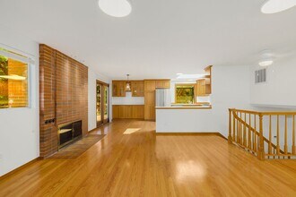 15609 NE 53rd St in Redmond, WA - Building Photo - Building Photo