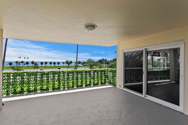 1200 N Shore Dr NE in St. Petersburg, FL - Foto de edificio - Building Photo