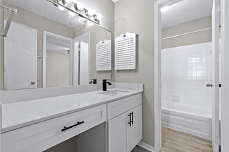 Arlington Oaks Apartment Homes in Arlington, TX - Building Photo - Interior Photo