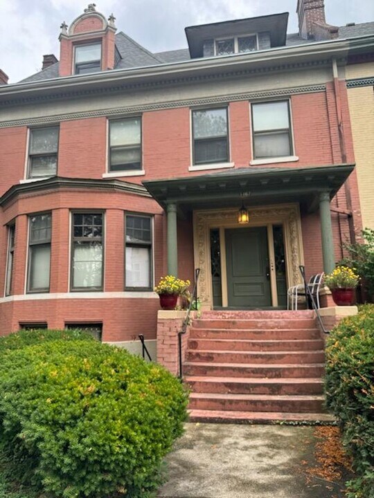 1467 St James Ct in Louisville, KY - Building Photo