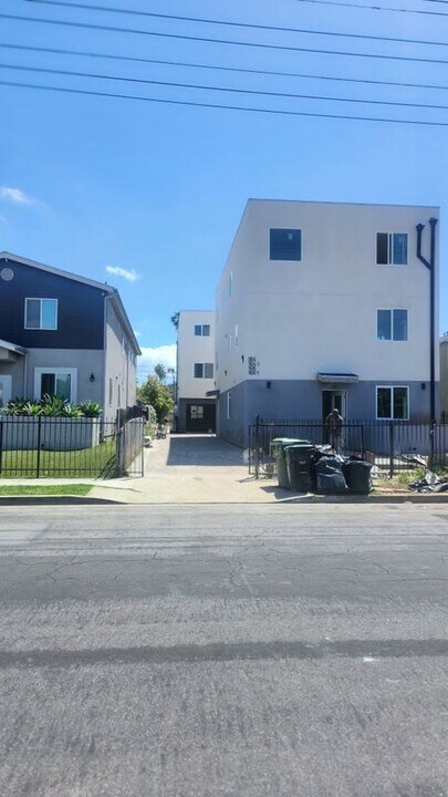 904 W 78th St in Los Angeles, CA - Building Photo