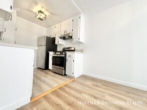 11817 Victory Blvd, Unit 107 in Los Angeles, CA - Foto de edificio - Building Photo