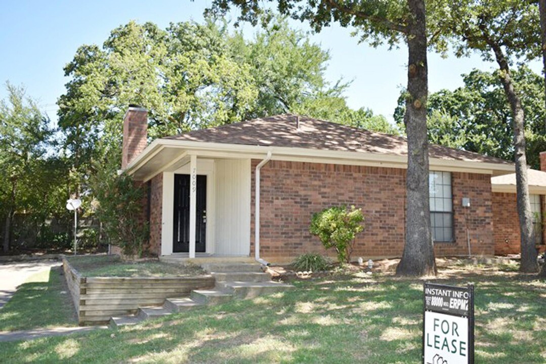 7009-7011 Overton Park in North Richland Hills, TX - Foto de edificio