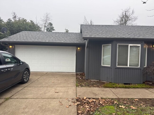 888 S 32nd Pl in Springfield, OR - Building Photo - Building Photo