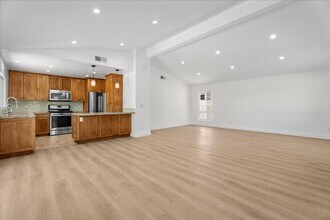 16402 Bryant St in Los Angeles, CA - Building Photo - Building Photo