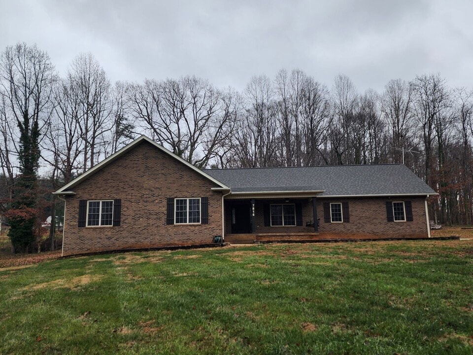 7816 Cheatham Ford Rd in Hiddenite, NC - Building Photo