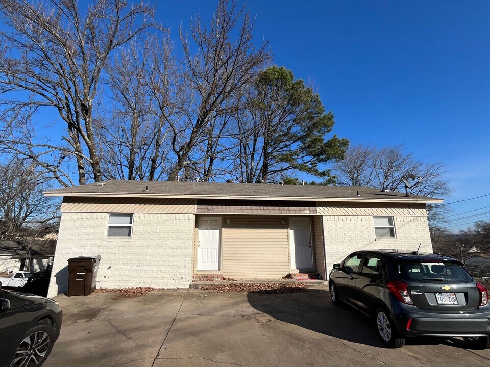 900 W 16th St in Russellville, AR - Building Photo