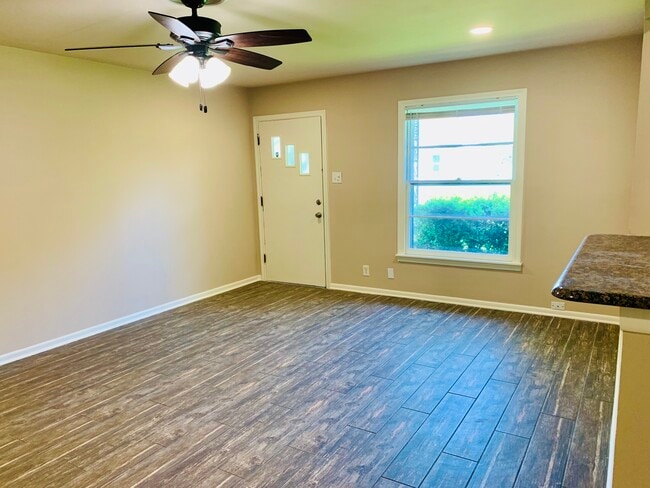 103 Lewis St in Waxahachie, TX - Building Photo - Building Photo