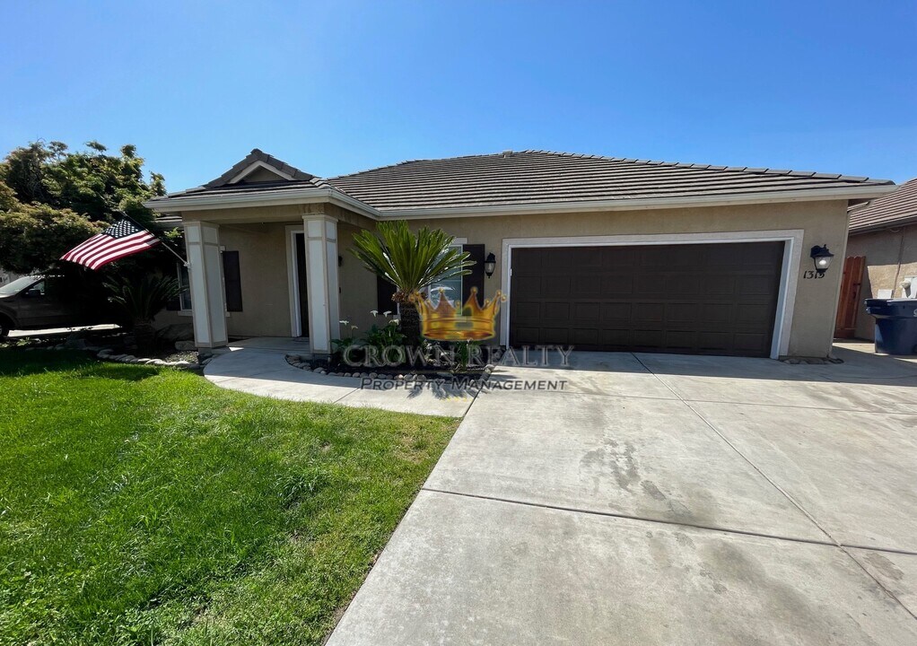 1315 Zinfandel Ct in Tulare, CA - Building Photo