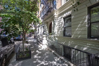 323 W 83rd St in New York, NY - Building Photo - Building Photo