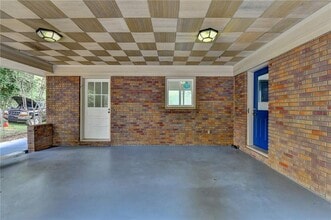 6085 Glenridge Dr in Atlanta, GA - Building Photo - Building Photo