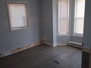 33-35 Essex Ct, Unit Unit 1 in Lynn, MA - Foto de edificio - Building Photo