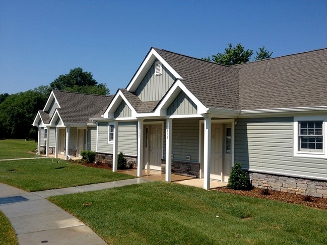 Birchwood at Manlove Manor (62+ Community) in Wilmington, DE - Foto de edificio - Building Photo