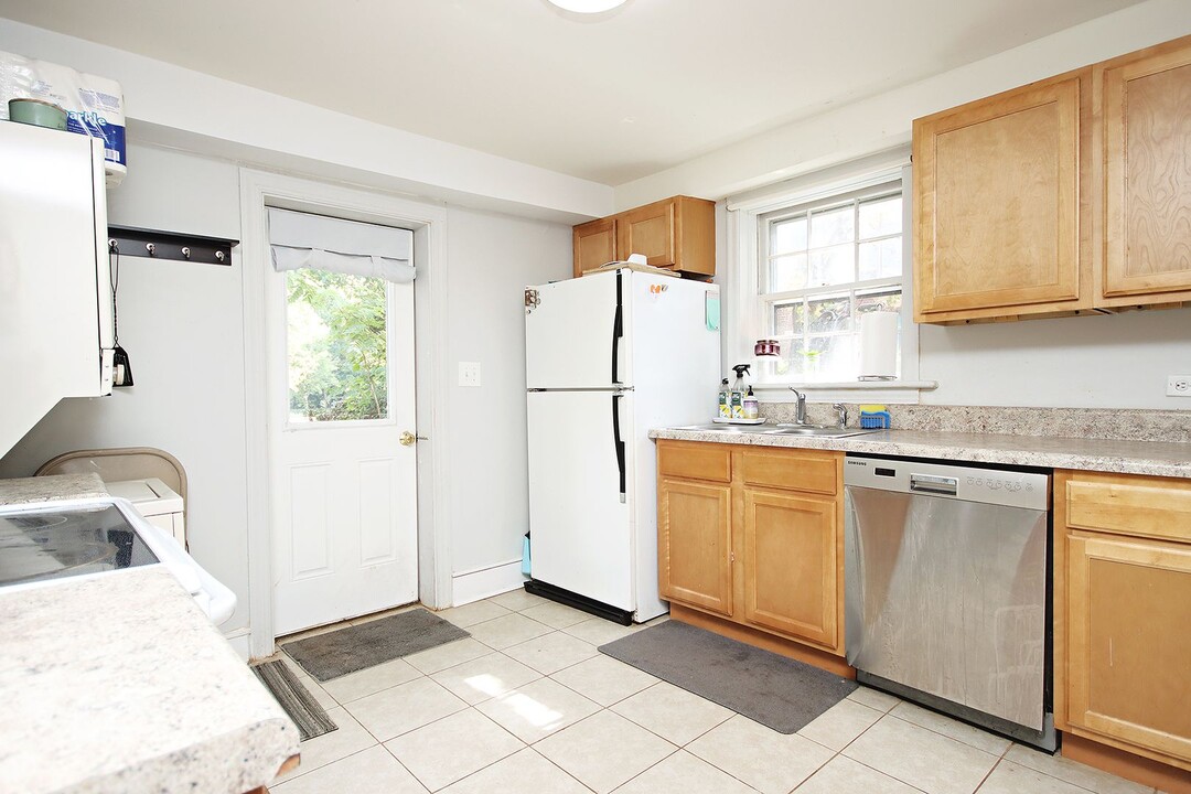 2412 Jefferson Park Ave in Charlottesville, VA - Building Photo