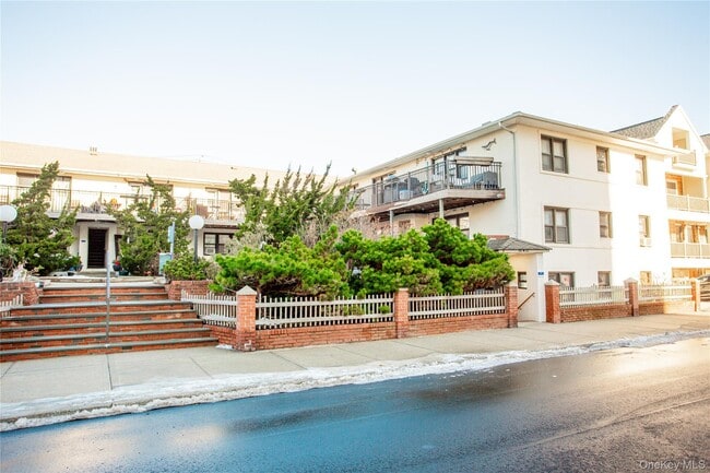 65 W Broadway in Long Beach, NY - Building Photo - Building Photo