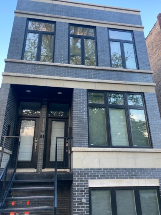 8231 S Indiana Ave in Chicago, IL - Foto de edificio