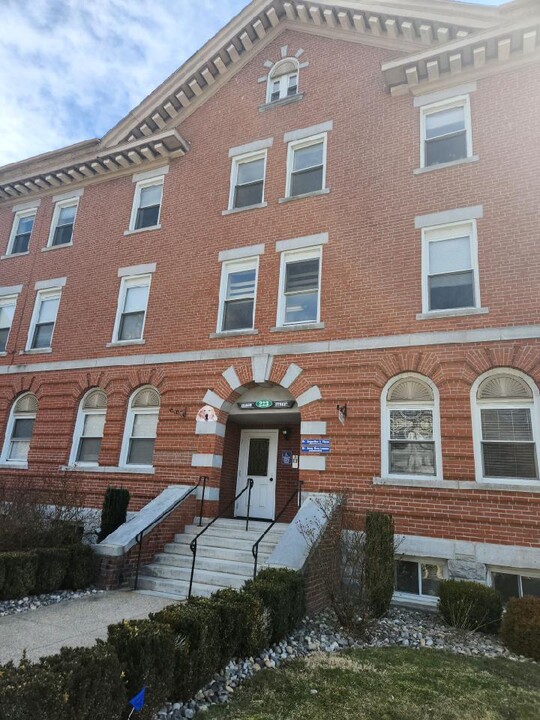 223 Meadow St in Naugatuck, CT - Building Photo