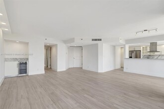 1000 E Island Blvd in Aventura, FL - Foto de edificio - Building Photo