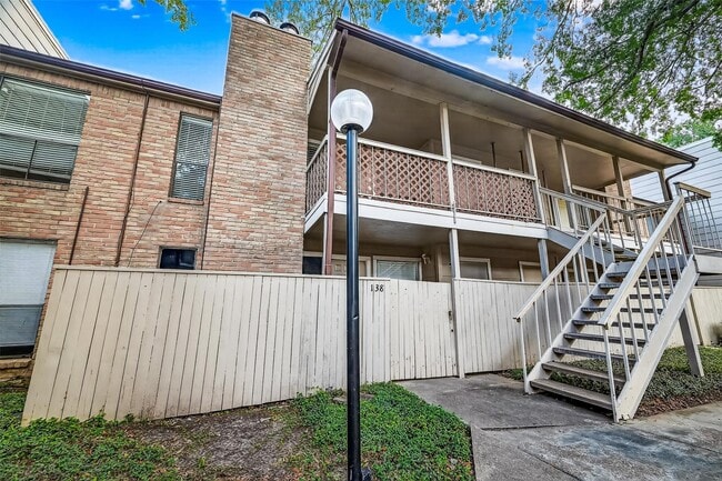 2110 Wilcrest Dr in Houston, TX - Foto de edificio - Building Photo