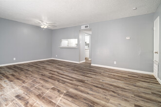 Estrella Park Apartments in Victoria, TX - Building Photo - Building Photo
