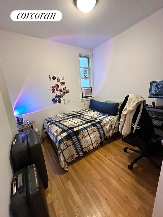 326 W 47th St in New York, NY - Building Photo