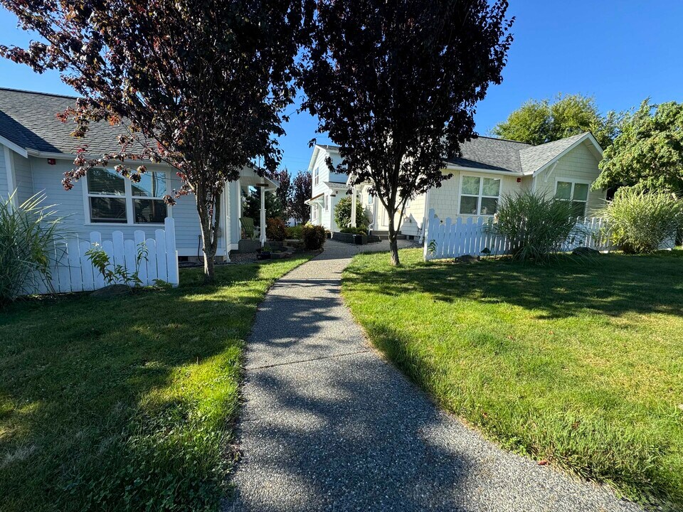 1207 14th St in Anacortes, WA - Building Photo