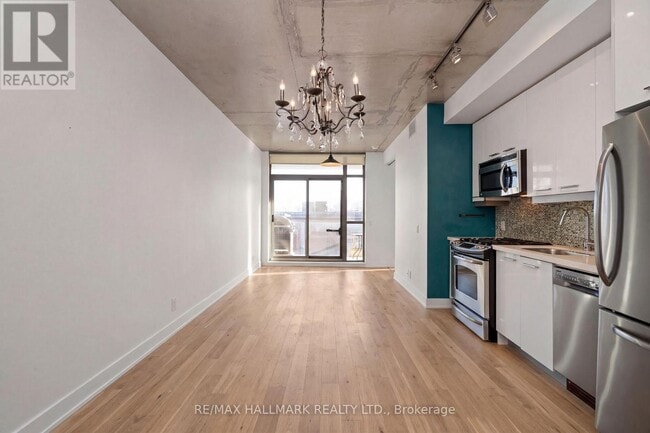 2 Gladstone Ave in Toronto, ON - Building Photo - Building Photo