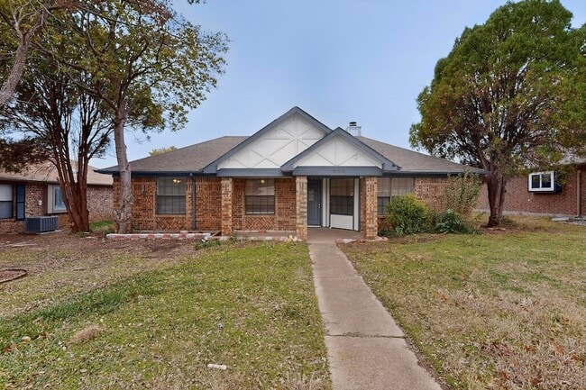 1634 Sunswept Terrace in Lewisville, TX - Foto de edificio - Building Photo