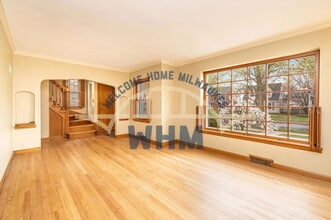 5249 N Shoreland Ave in Whitefish Bay, WI - Building Photo - Building Photo