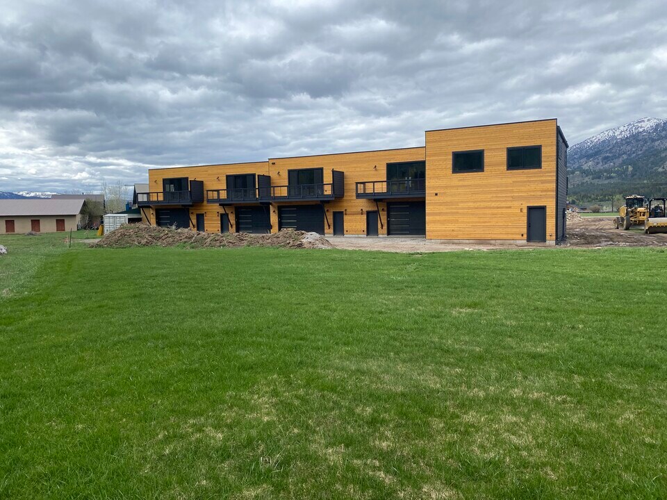 334 Meadows Dr, Unit A-E in Alpine, WY - Building Photo