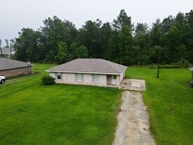 1112 Pinder Ln in Dequincy, LA - Building Photo