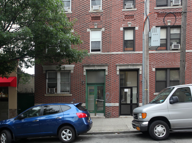 39-11 65 Pl in Flushing, NY - Building Photo - Building Photo
