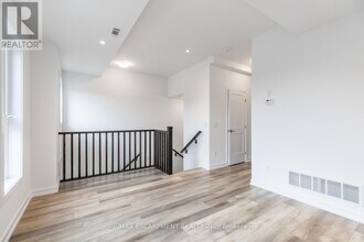 70 Kenesky Dr in Hamilton, ON - Building Photo - Building Photo