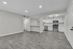 5009 Indian River Dr in Las Vegas, NV - Building Photo