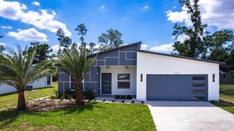 14113 Canadian Ave in Port Charlotte, FL - Building Photo