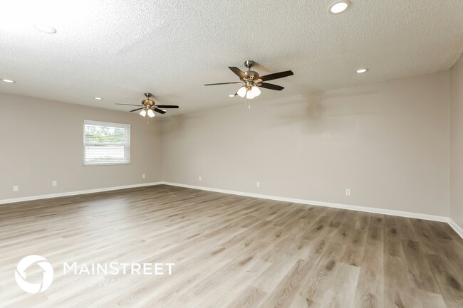 690 Wells St in Apopka, FL - Foto de edificio - Building Photo