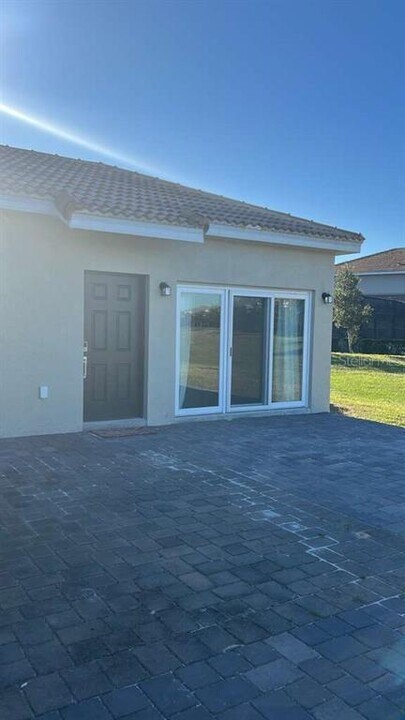 1019 Oak Bluff Dr in Davenport, FL - Building Photo