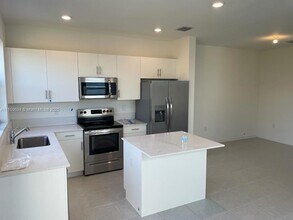 945 NE 211th St in North Miami Beach, FL - Building Photo - Building Photo