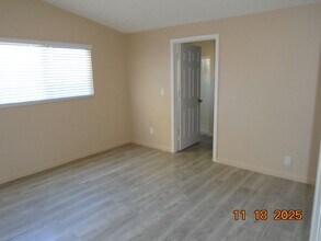 319 E Nugent St in Lancaster, CA - Foto de edificio - Building Photo