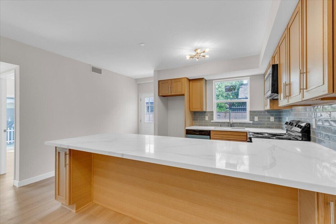 7134 Yarmouth Ave in Los Angeles, CA - Building Photo