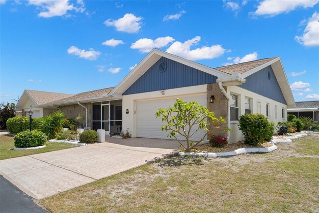 301 Faircross Cir in Sun City Center, FL - Building Photo - Building Photo