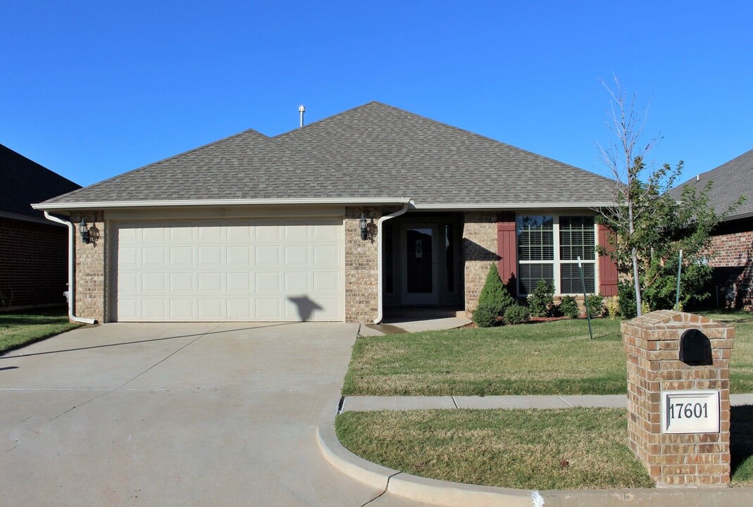 17601 Red Tailed Hawk Way in Edmond, OK - Building Photo