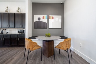 Moonlight Apartments in Austin, TX - Foto de edificio - Building Photo