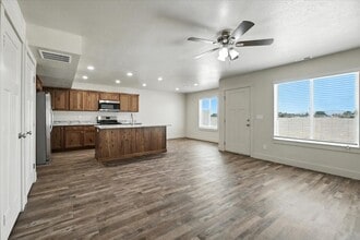 1200 South 1050 East in Garland, UT - Foto de edificio - Building Photo