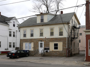 1295 Main St in West Warwick, RI - Foto de edificio - Building Photo