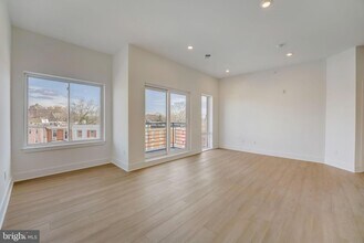 4200 Lancaster Ave, Unit 404 in Philadelphia, PA - Foto de edificio - Building Photo